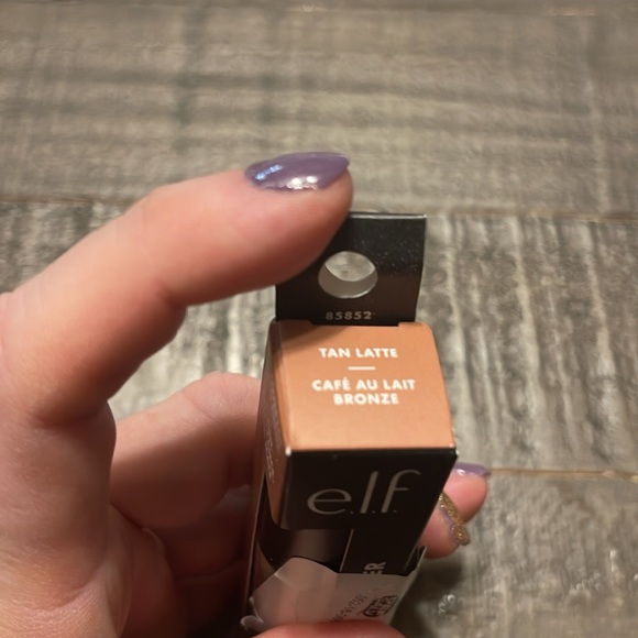 Elf Makeup Bundle 
Camo Concealer 
Putty Bronzer
Halo Glow
Wow Brow Tinted Glow - Picture 7 of 8